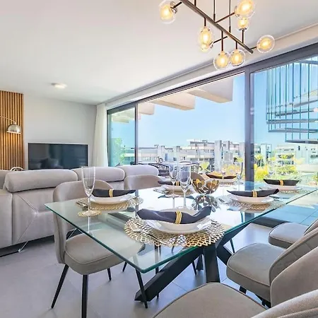 The Golden Oasis Penthouse דירה