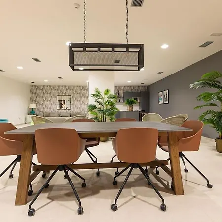 The Golden Oasis Penthouse Διαμέρισμα Εστεπόνα